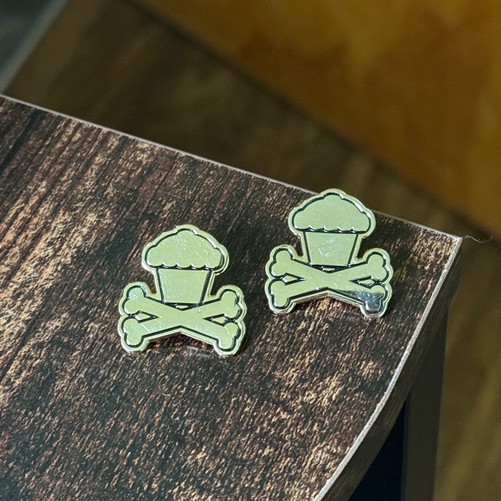 Johnny Cupcakes Pins Gold 2